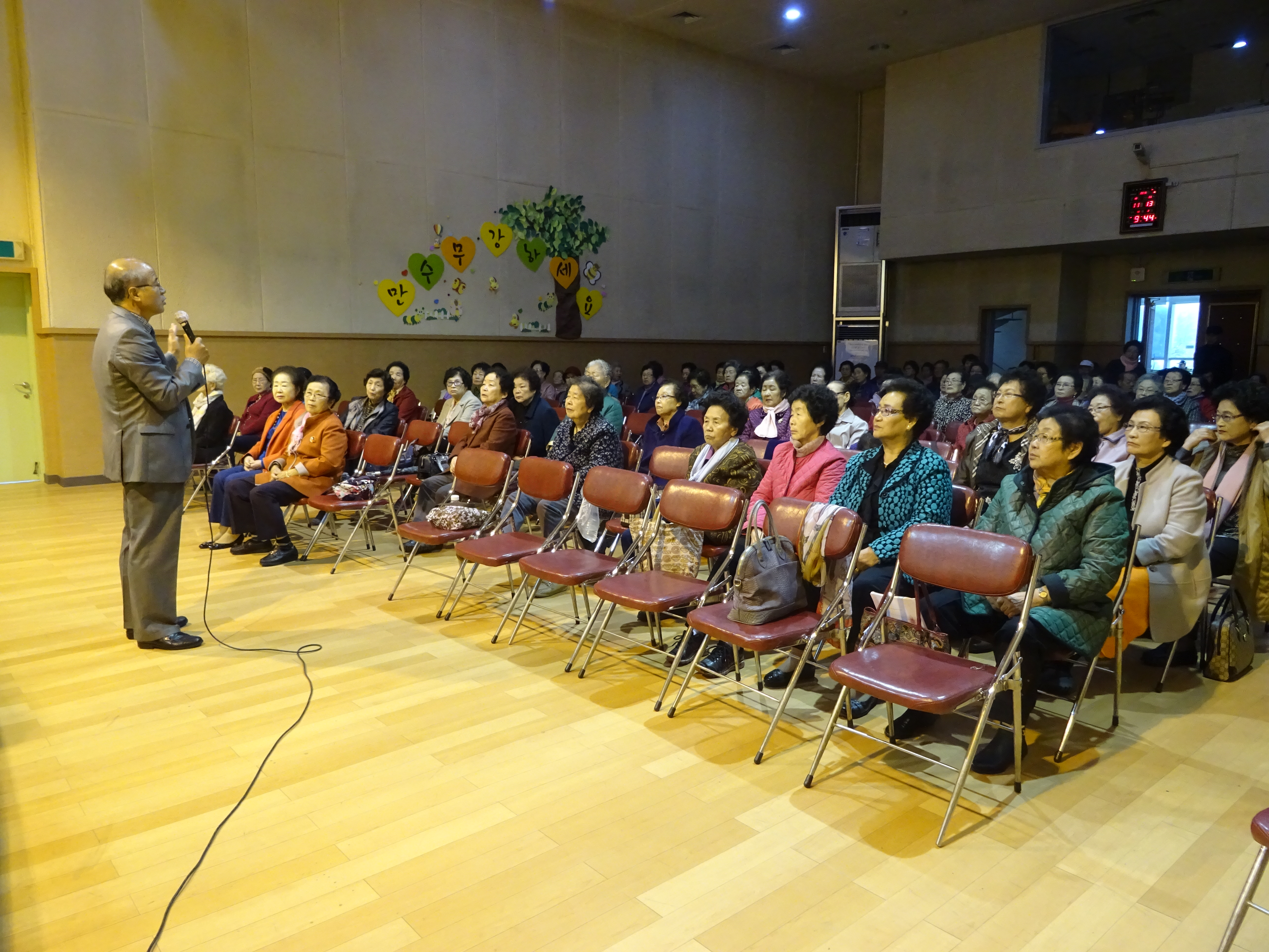 위원회 권수익 주무관이 고양시노인종합복지회관 어르신에게 선거법을 안내하는 모습