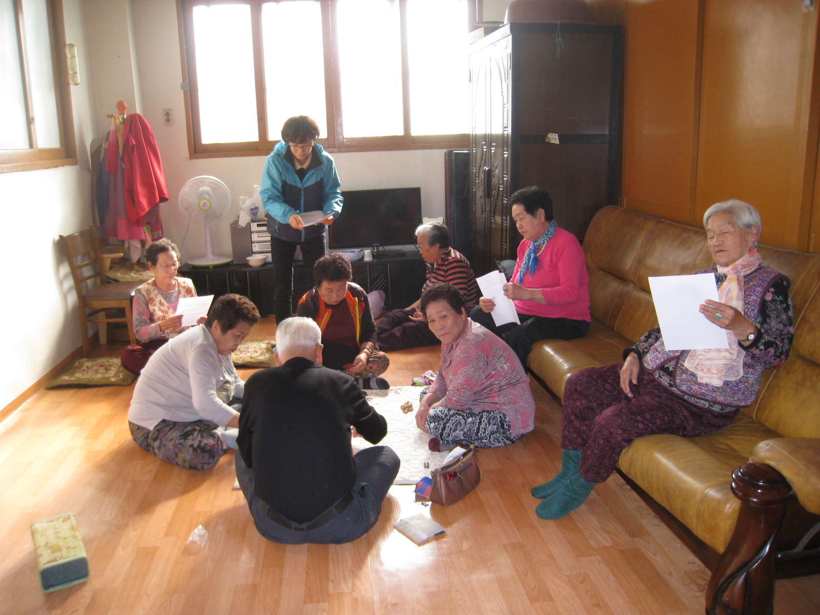 시흥시선거관리위원회 직원이 어르신들을 대상으로 과태료.신고포상금제도를 안내하고 있는 모습