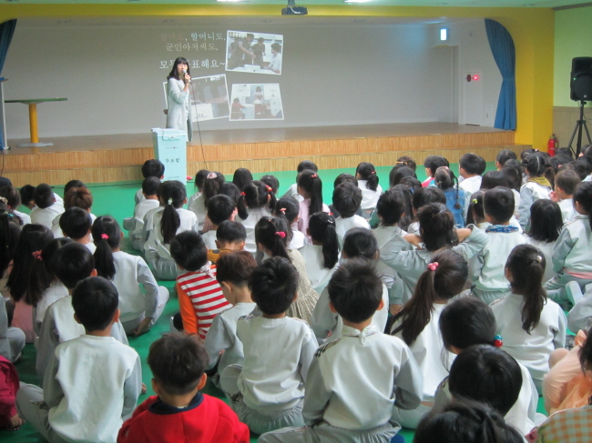 먼저 간략하게 민주시민교육을 실시했습니다.