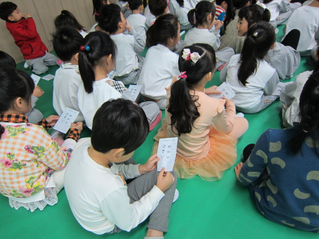 나눠준 투표용지를 쳐다보는 아이들의 뒷모습이 참 귀엽습니다^^