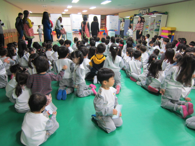 투표가 시작됐습니다. 아이들이 많아 북적였지만 모두 질서를 잘 지켜줬습니다.^^