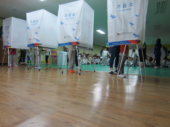 기표소 아래로 나란히 보이는 아이들의 다리가 귀엽네요^^