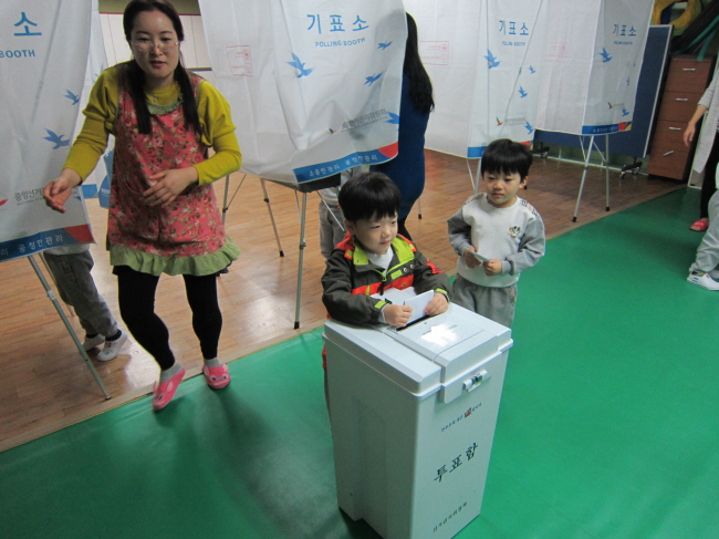 투표지를 투표함에 이쁘게 투입합니다.