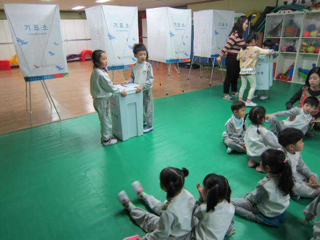 투표가 끝나고 개표상으로 투표함을 옮겼습니다.