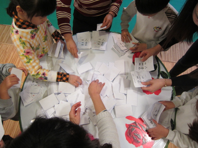 도우이어린이들과 함께 개표 시작~ 투표용지가 제법 많습니다.