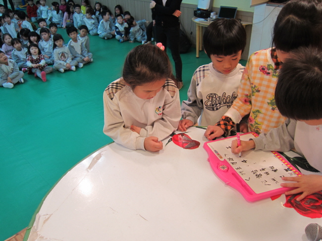 아이들이 고사리손으로 직접 득표수도 적었습니다.^^