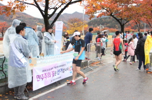 마라톤 대회 참가자 생수 지급