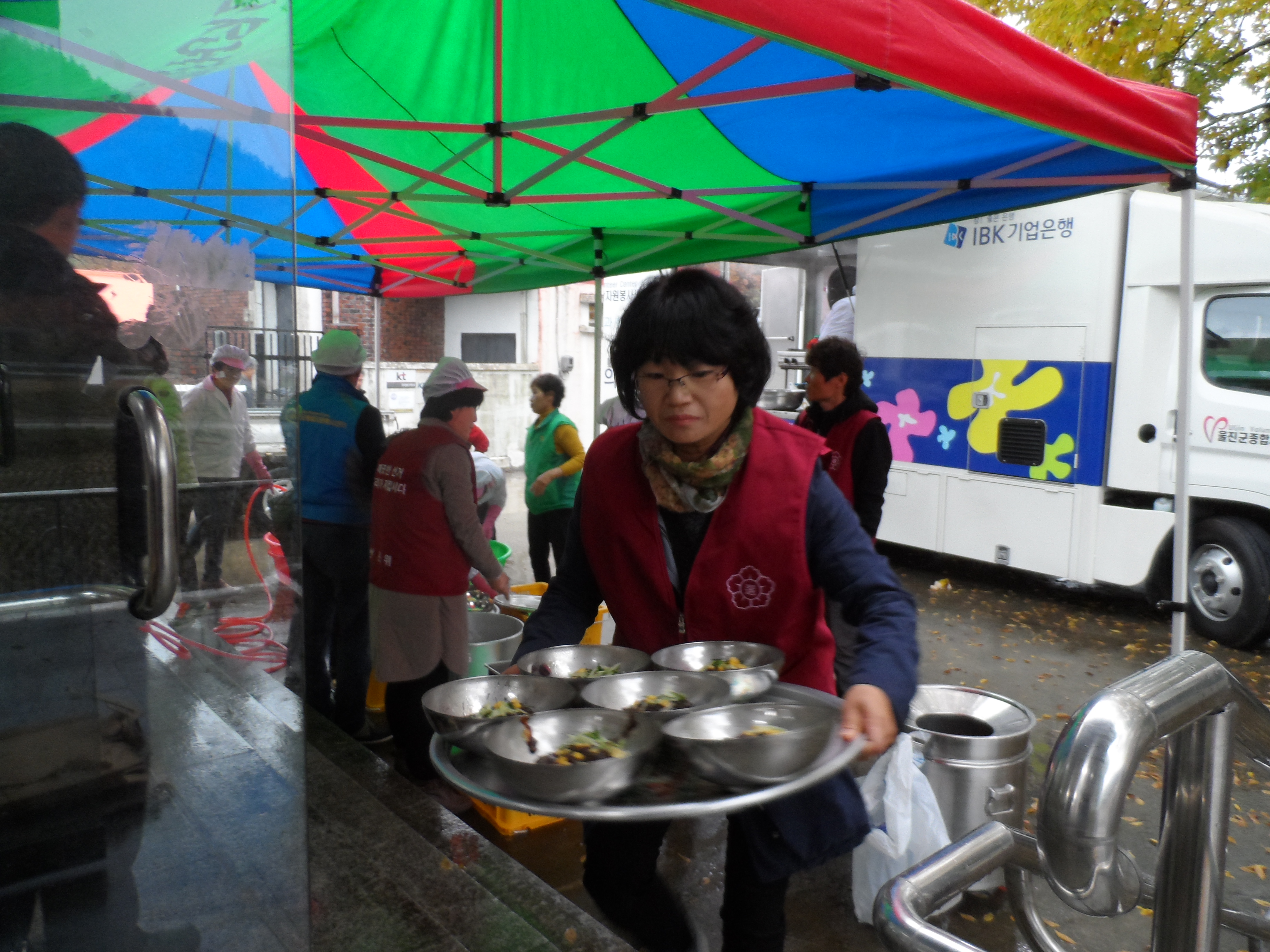 사랑의 밥차 식사 전달 사진