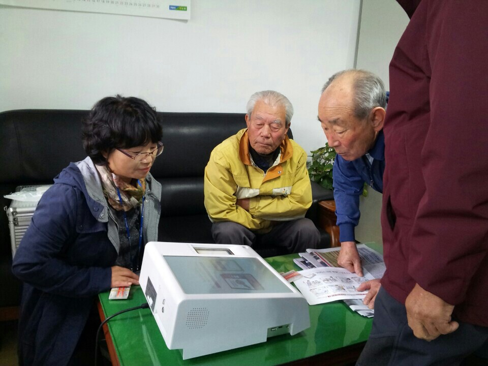 터치스크린 전자투표 체험 행사 사진1