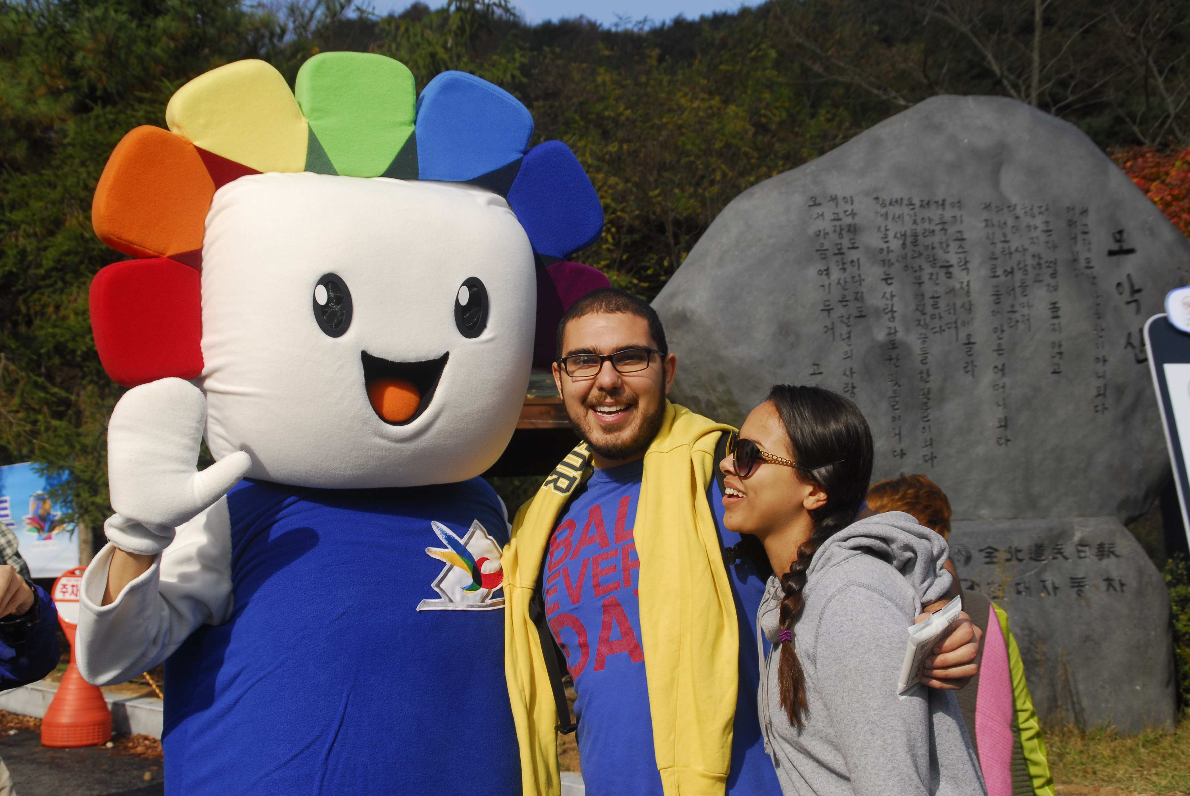 모악산을 찾은 외국인 커플입니다. 분명히 안녕하세요 라는 말을 듣고, 한국말 할 줄 알고 한국말 아세요 라고 물었는데... 헉... 못하신다고 하시네요. 그래서 짧은 영어로 내년 선거 있다고 취지로 이야기했는데 내년엔 여기 없다고 하시네요. 그래도 참참이랑 사진 찍으면서 기쁘게 웃어주시네요... 참 고마웠던 커플입니다.