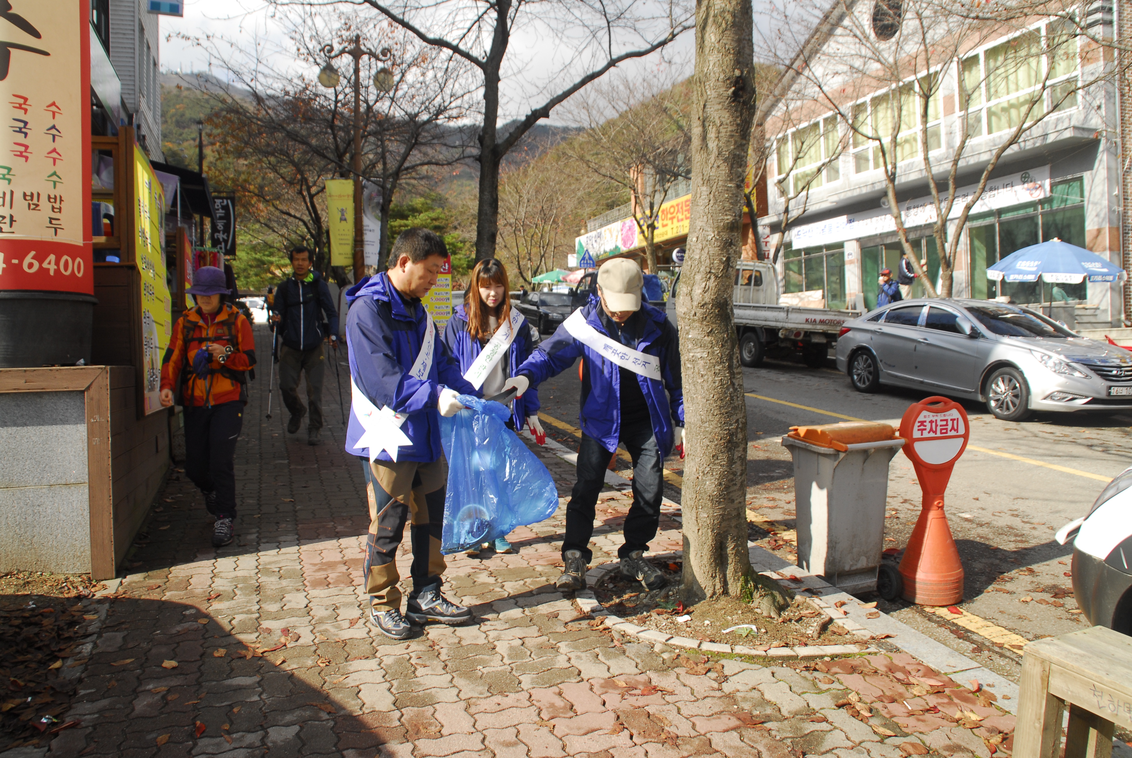 인근 자연보호활동까지.... 일요일에 쉬지도 못하시고 캠페인활동에 참여해주신 직원분들께 정말 감사함을 느낍니다.