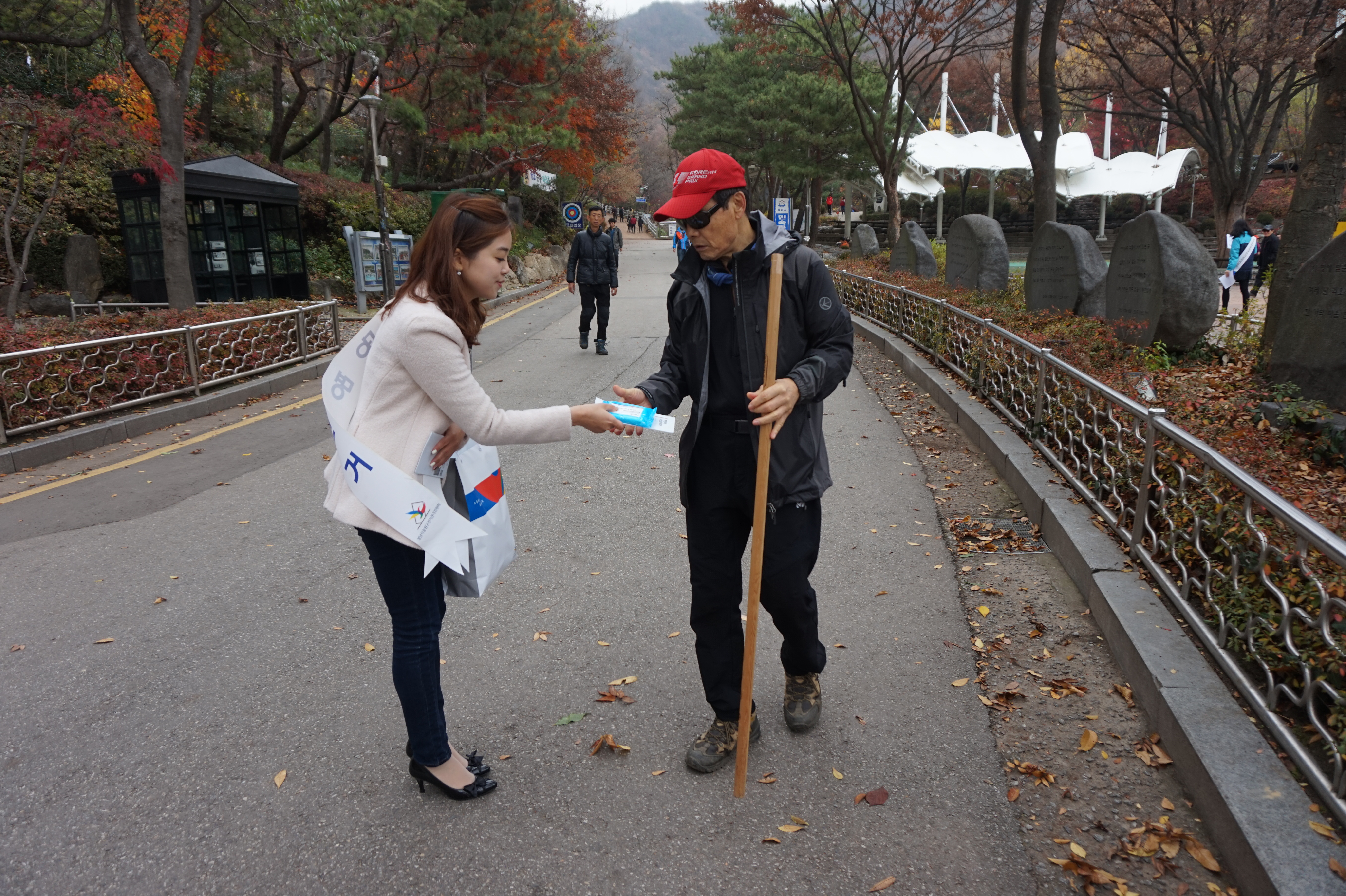 위원회 직원이 정치후원금 리플릿 및 홍보용품을 배부하며 정치후원금 제도를 안내하고 있는 모습
