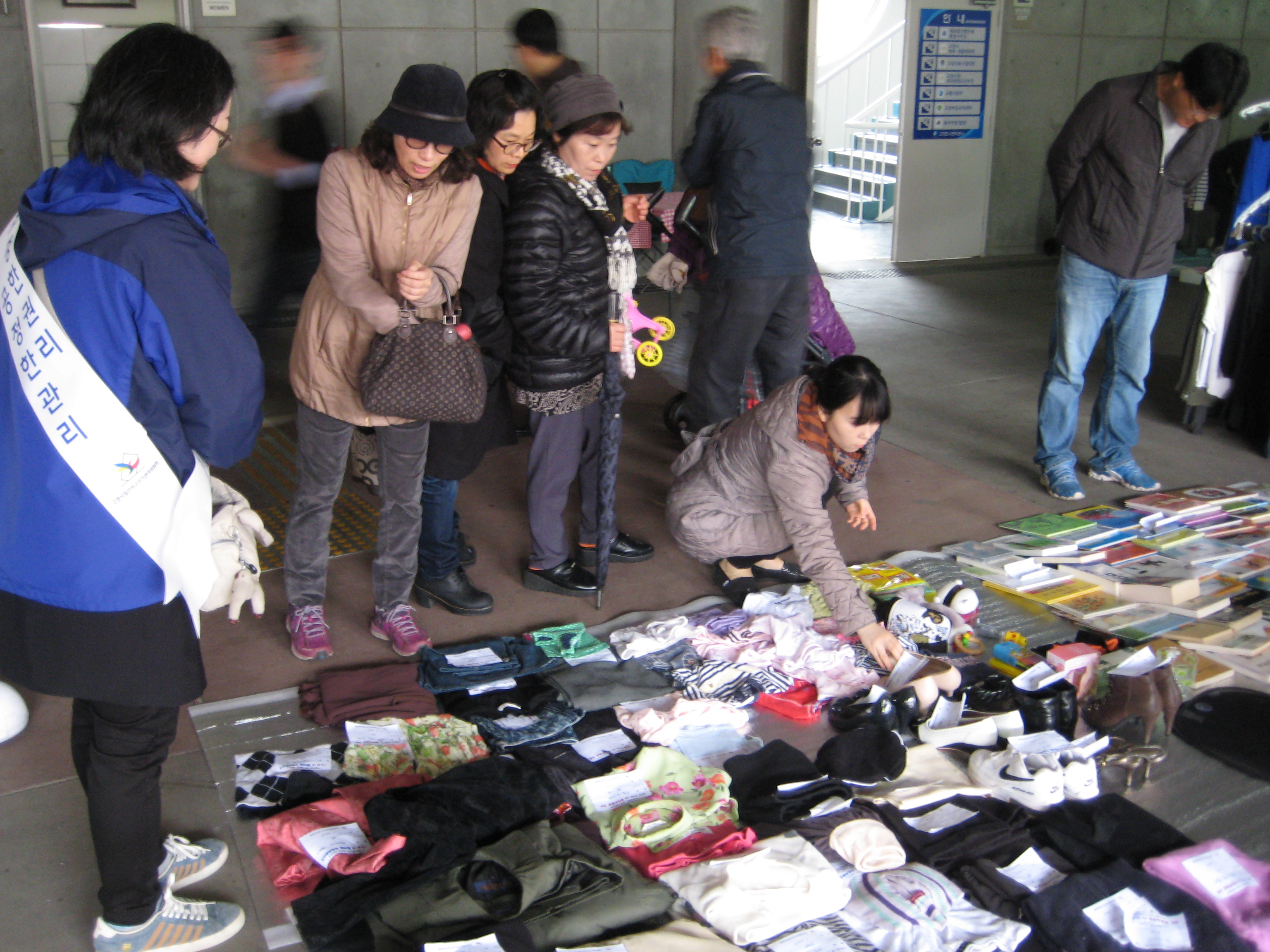 고양시일산서구선거관리위원회에서는 내년 실시되는 제20대 국회의원선거를 알리고, 선거에 대한 관심과 공감대를 형성하기 위하여 나눔을 통한 선거문화 홍보의 일환으로 "선거사랑 나눔장터"를 개최하였습니다. 보다 자세한 내용은 아래 내용을 참고하시기 바랍니다.