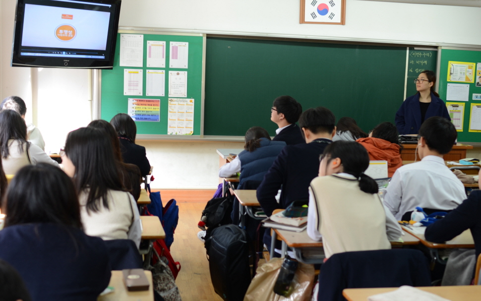 민주시민교육 홍보영상물을 청강하는 학생들의 모습
