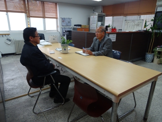 위원회 권 수익주무관이 관리소장에게 동별대표자선거 선거운동방법 등에 대하여 안내하고 있는 모습