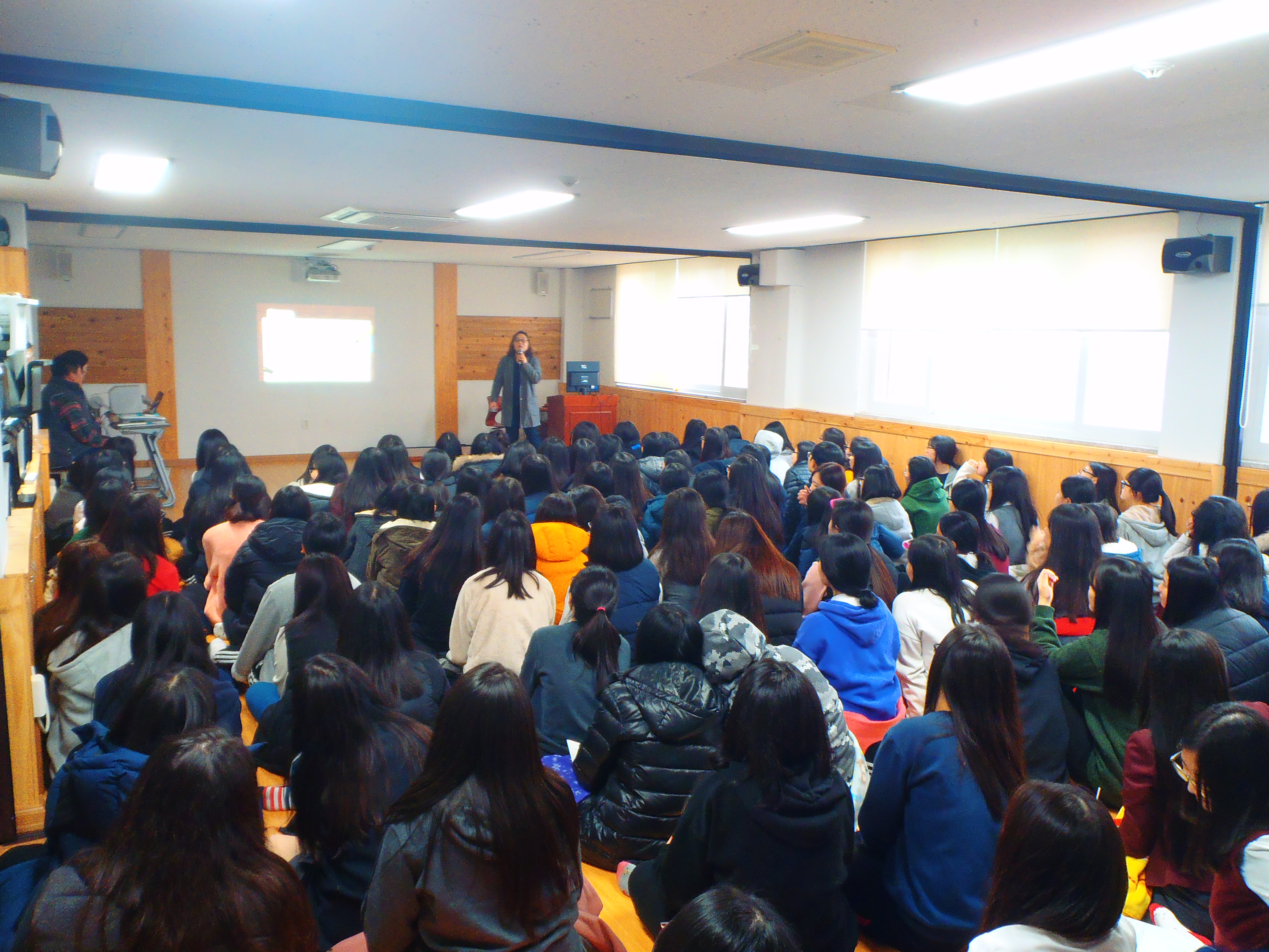 거창여고 새내기 유권자를 대상으로 강연을 하고 있는 모습입니다.