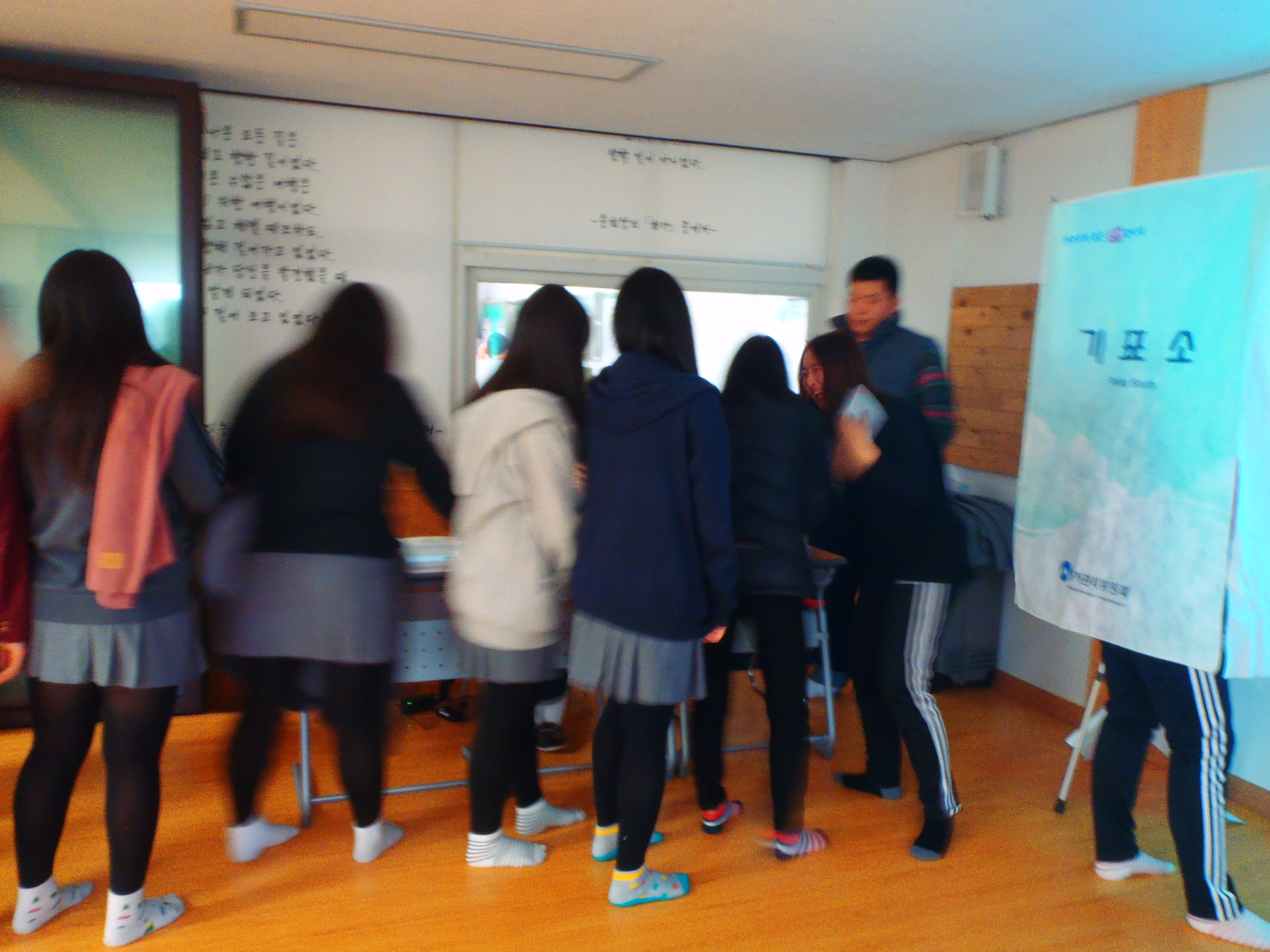 거창여고 학생들과 함께 모의 사전투표 체험을 하고 있는 모습입니다.