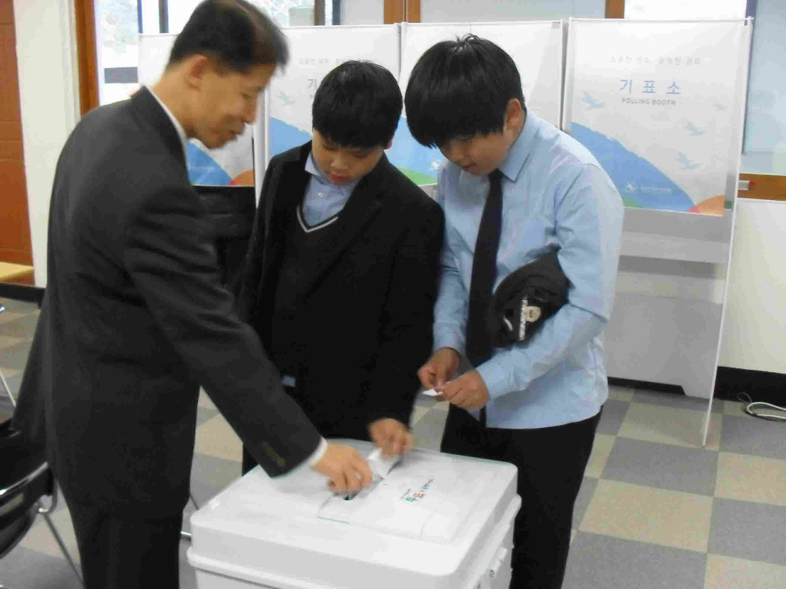 투표를 하는 장면입니다.