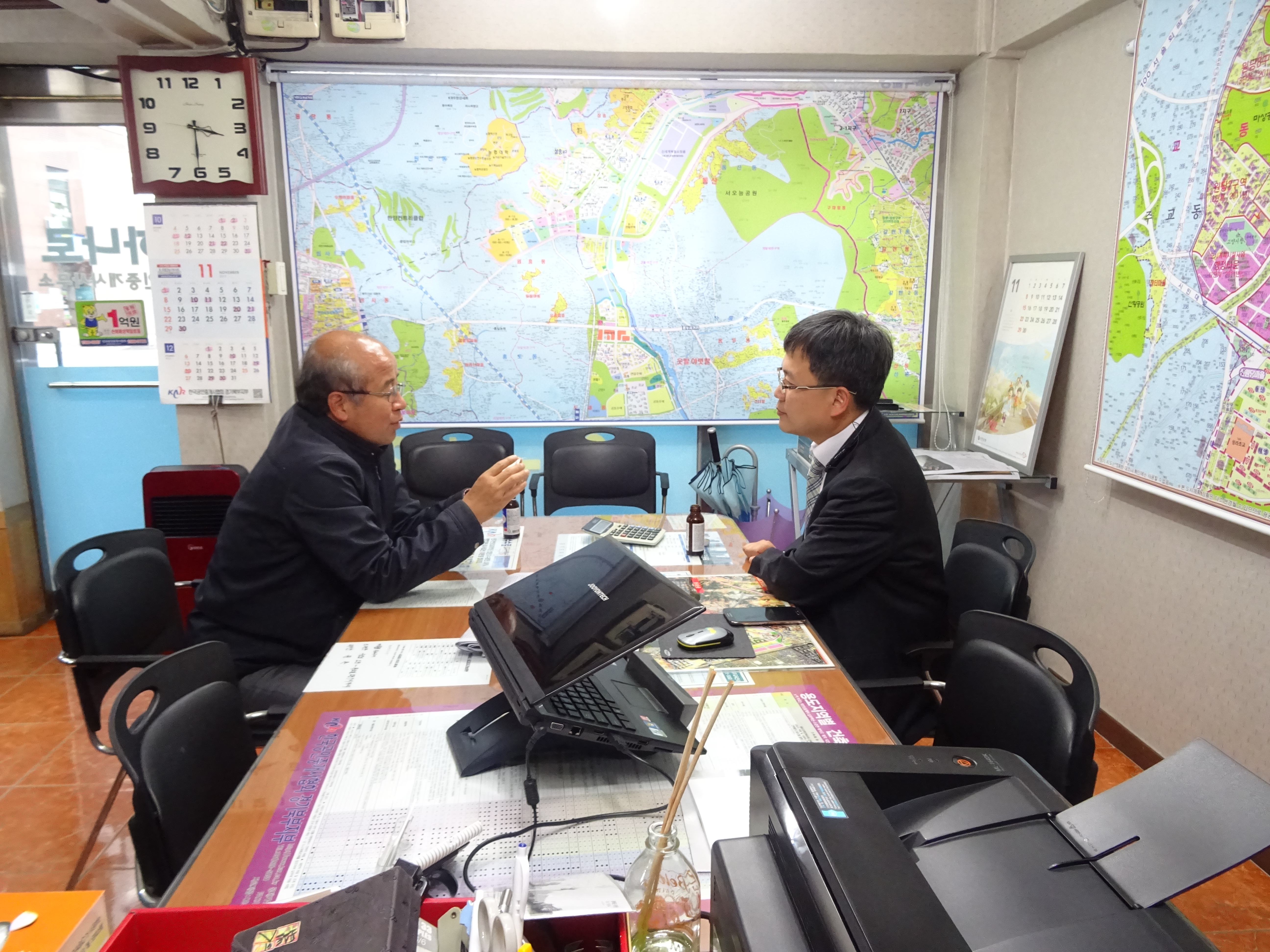 위원회 권 수익주무관이 선거관리위원회 관계자에게 선거운동방법등을 안내하고 있는 모습