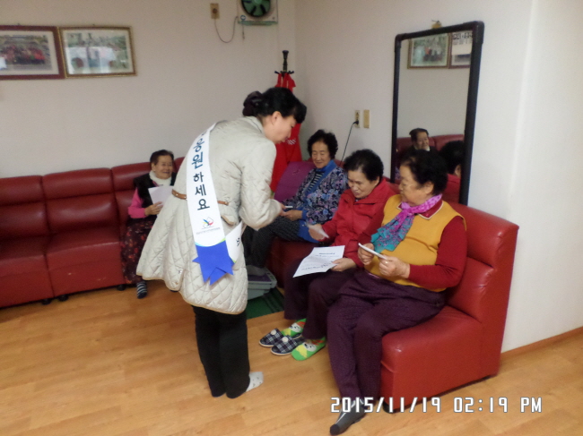 위원회 직원들이 어르신들에게 리플릿과 홍보물품을 배부하며 기부행위 상시제한 등을 안내하고 있는 모습
