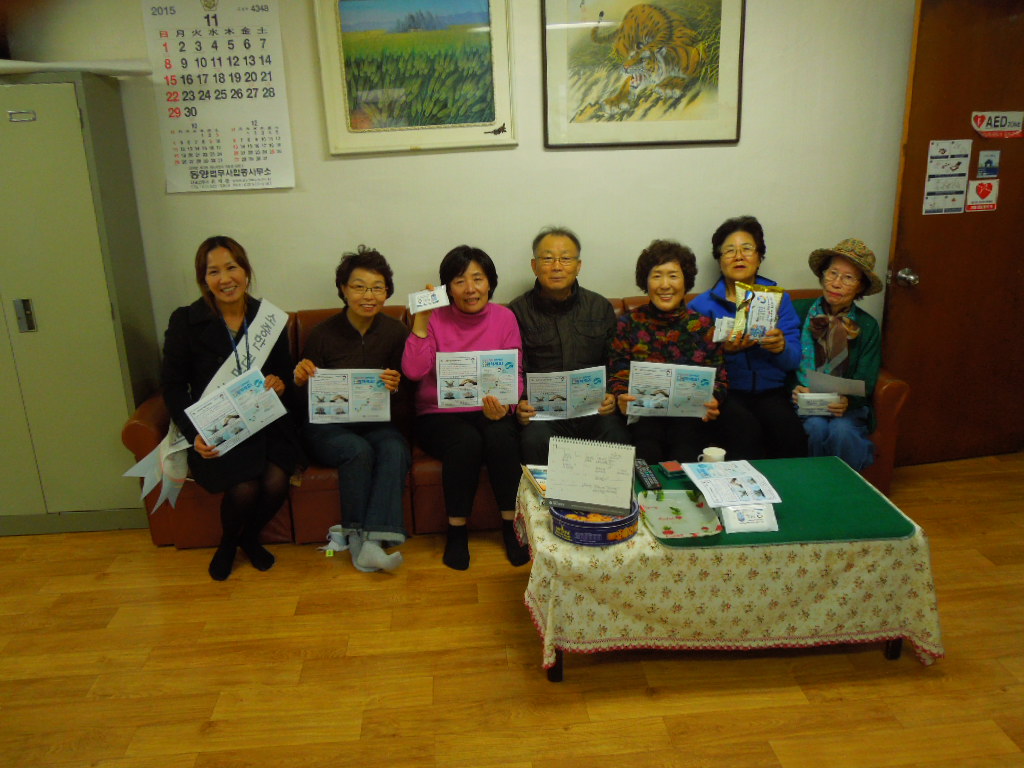 별양동 6단지 경로당 어르신 대상 홍보활동시 단체사진 촬영모습