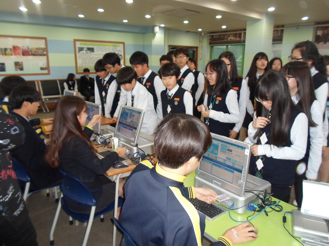 학생들이 투표권카드를 발급받기 위해 줄을 서고 있는 모습