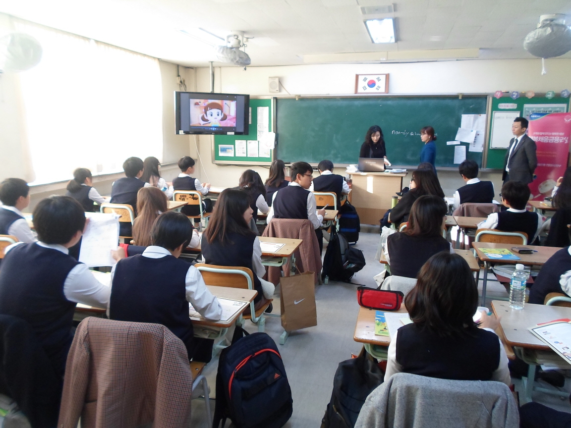 학생들이 투표에 앞서 교실 TV를 통하여 홍보동영상을 시청하고 있는 모습