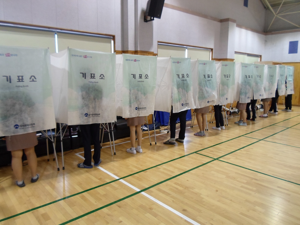 학생들이 기표소에서 투표권을 행사하고 있는 모습