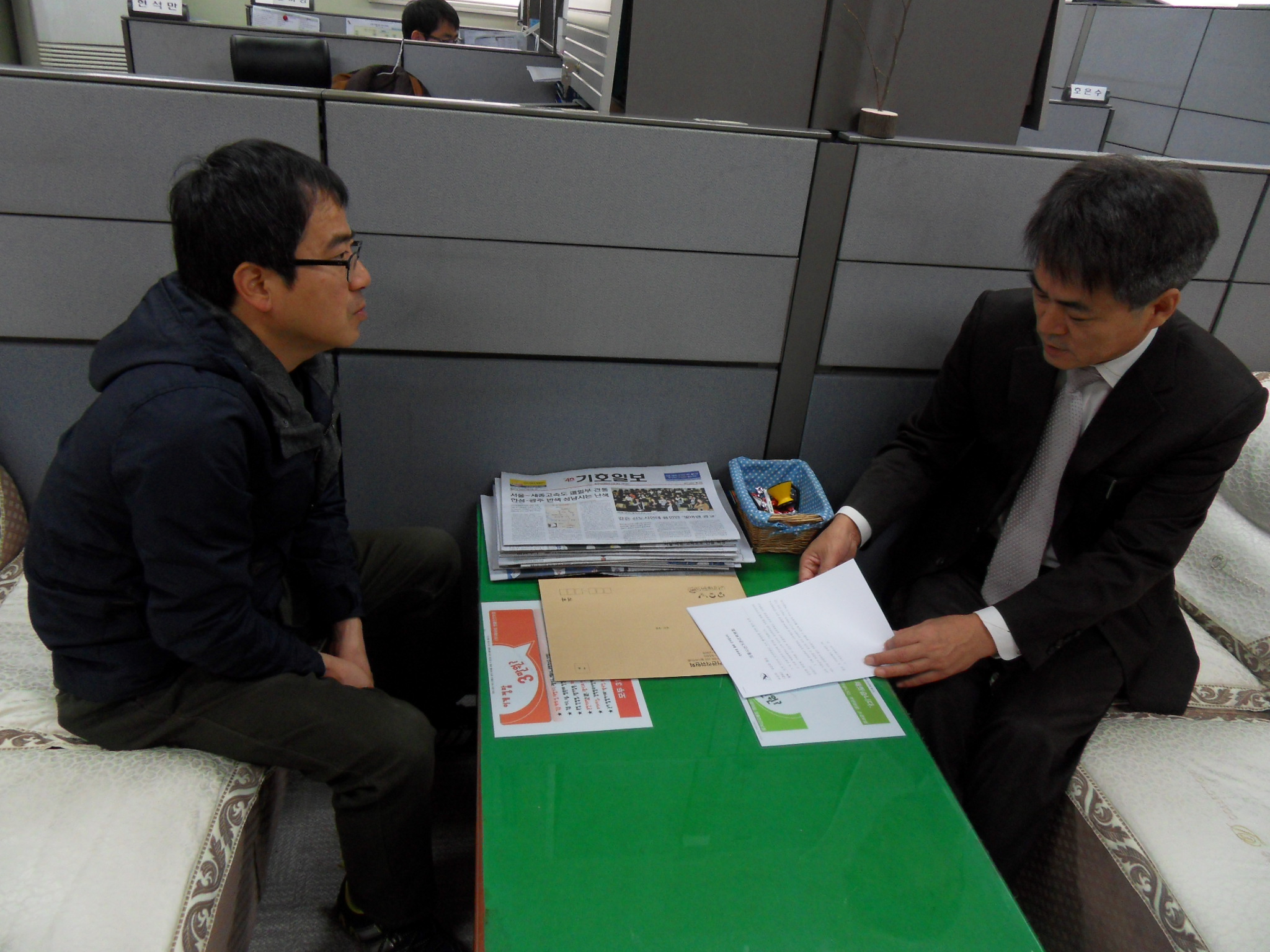 정동철 지도홍보계장이 정치후원금 모금과 관련한 내용을 농협관계자에게 안내하는 모습의 사진입니다.