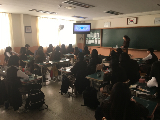 숭신여중 학생들이 홍보동영상을 시청하고 있는 모습