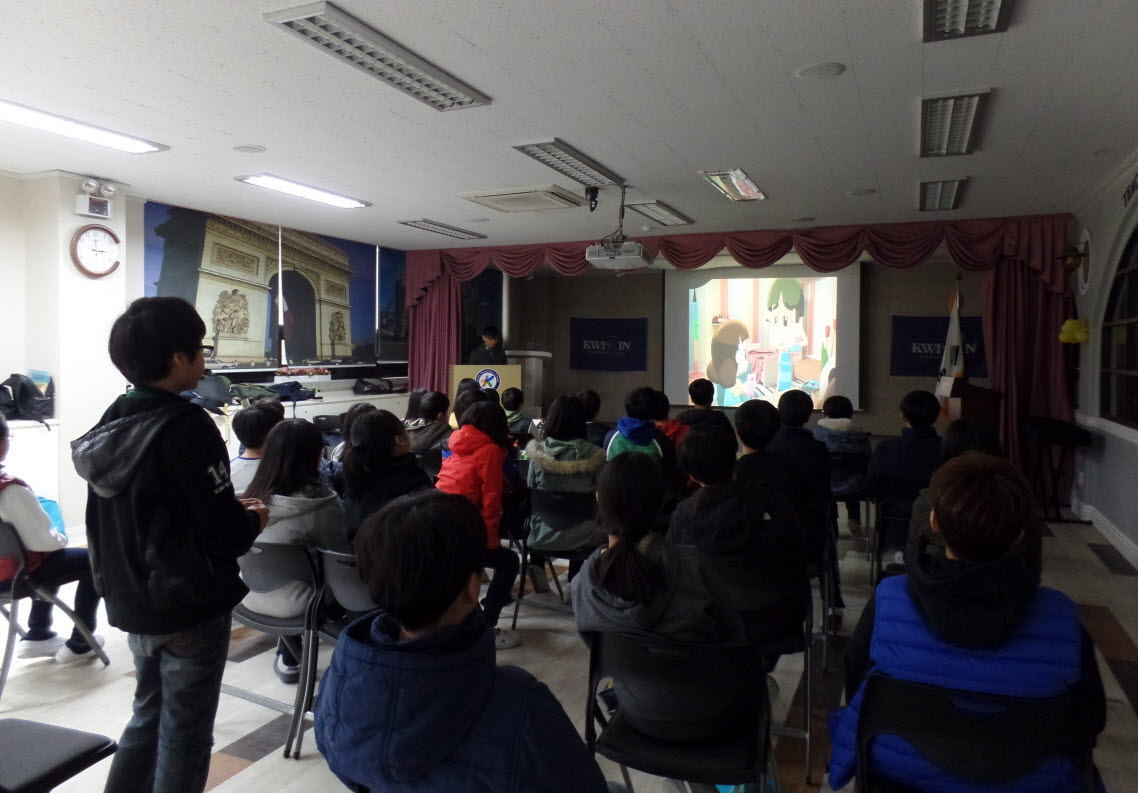 학생들이 '참참이와 함께 하는 선거이야기' 영상을 시청하는 모습