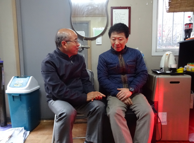 위원회 권수익 주무관이 주택개발 관계자 등을 대상으로 선거운동방법 등 선거법을 안내하고 있는 모습