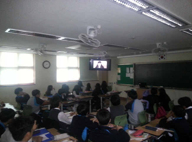 지도중학교 학생들이 학생회장·부회장선거관련 선거영상물을 시청하고 있는 모습