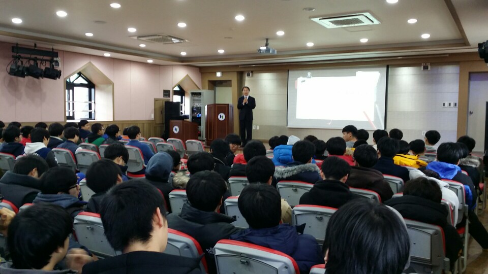 신흥고등학교 3학년 학생들을 대상으로 정치참여의 중요성에 대한 강의를 하고 있는 동두천시선관위 사무과장