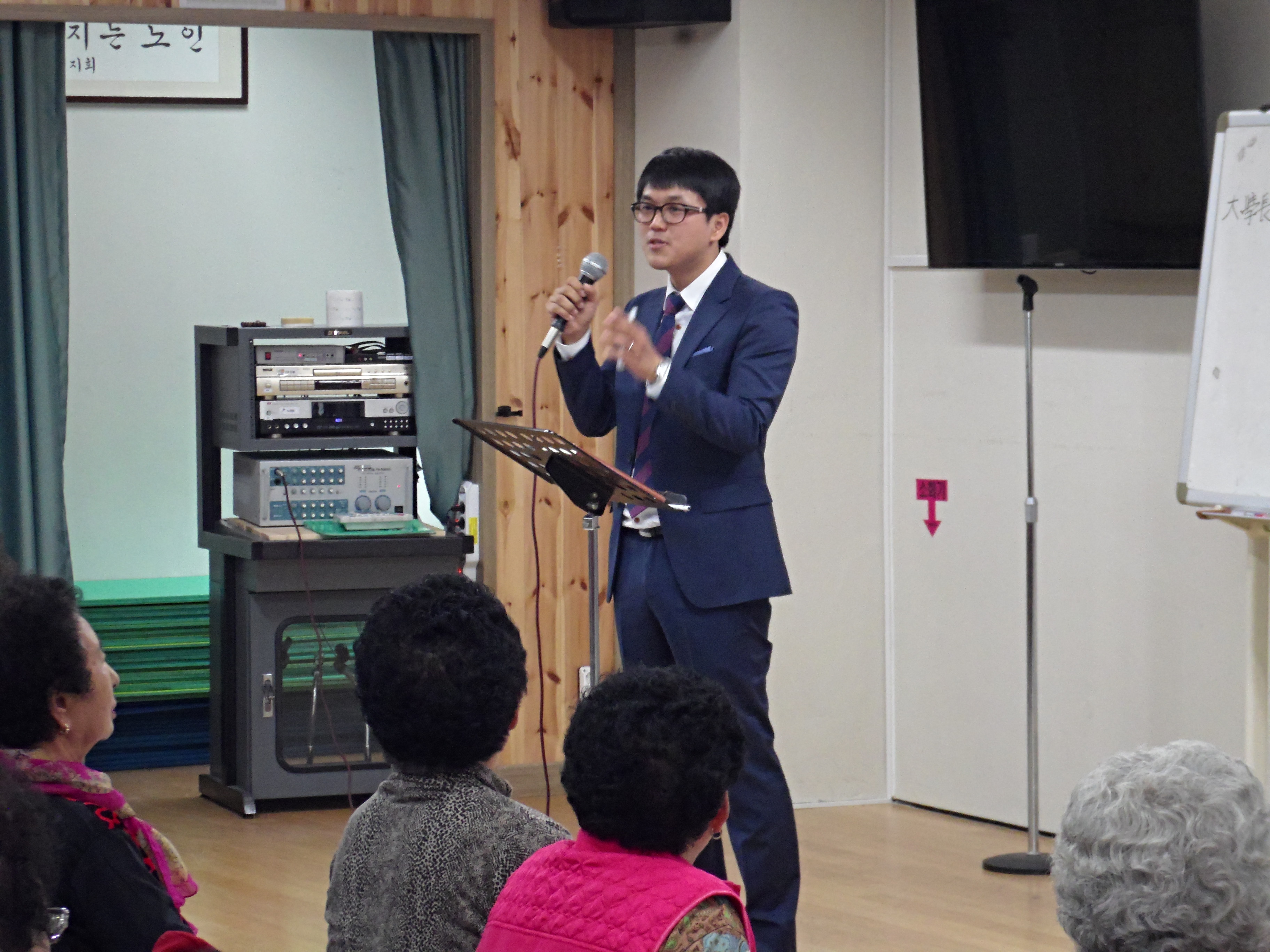 오산시선관위 이근식 지도주임이 대한노인회 오산시지회 노인대학 강좌를 이용하여 선거법 등 강의를 하고 있는 모습의 사진입니다