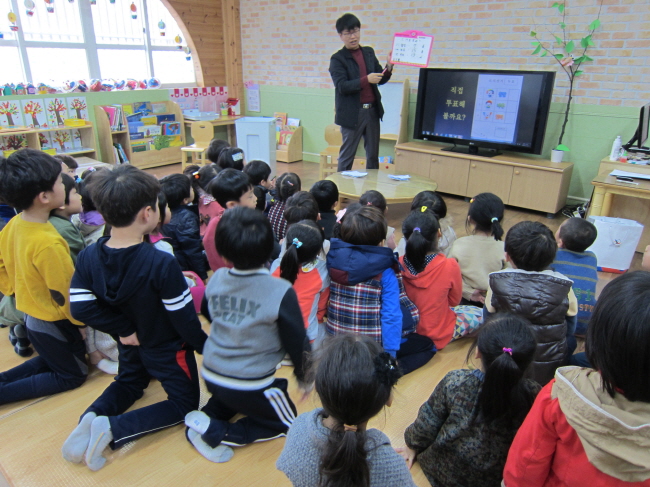 당선자 발표를 듣고 있는 아이들의 모습