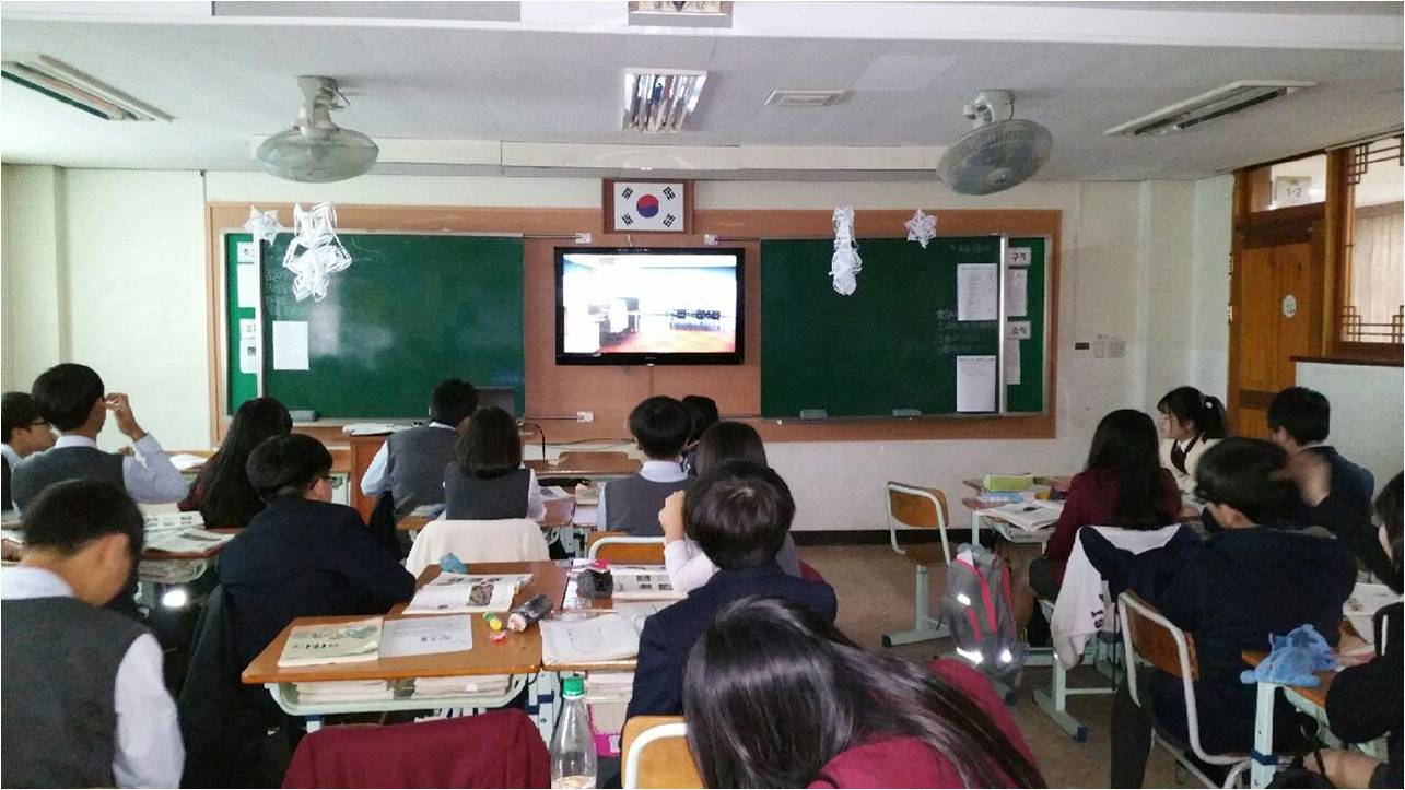 경수중학교 학생들이 민주주의와 선거의 역사 홍보영상물을 시청하는 모습

