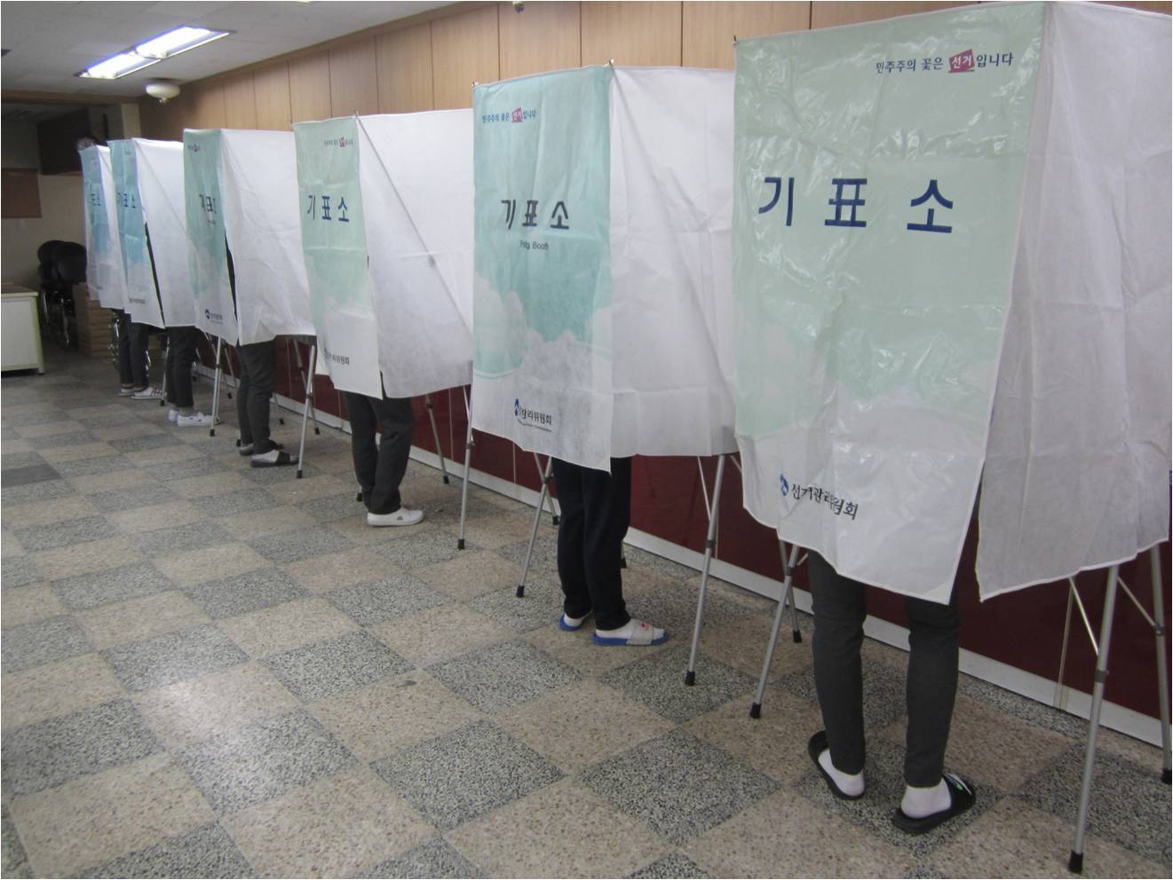 회장단 선거에서 학생들이 기표대에 들어가서 투표하는 모습