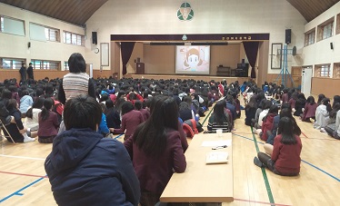 강당에서 학생들이 투표에 앞서 영상콘텐츠를 시청하고 있는 모습