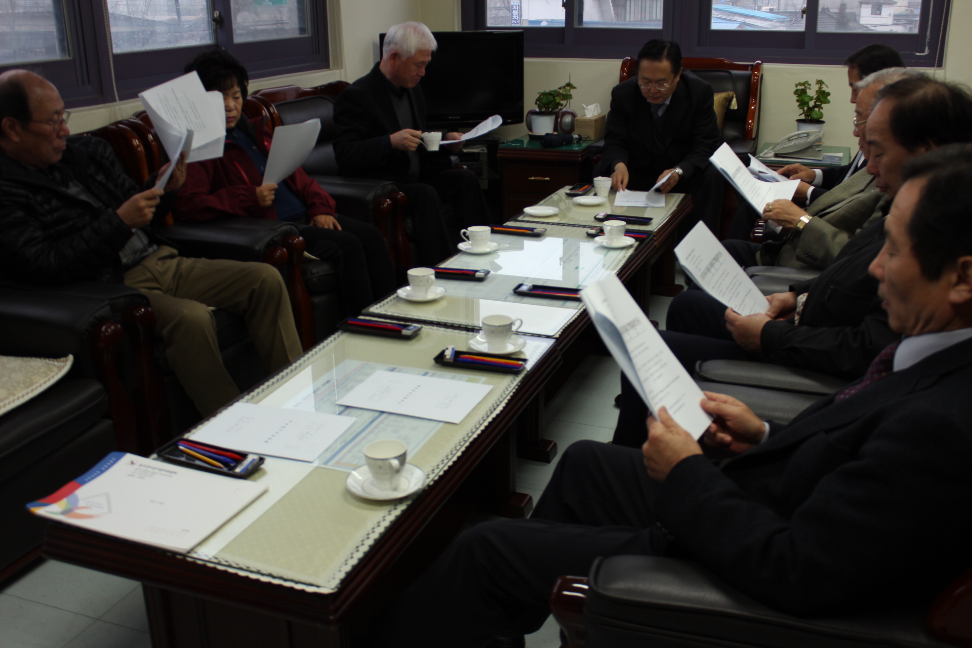 동두천시선관위 위원회의실에서 제7차 위원회의에 참석하여 사무과장의 업무보고를 받고 있는 동두천시선관위위원들