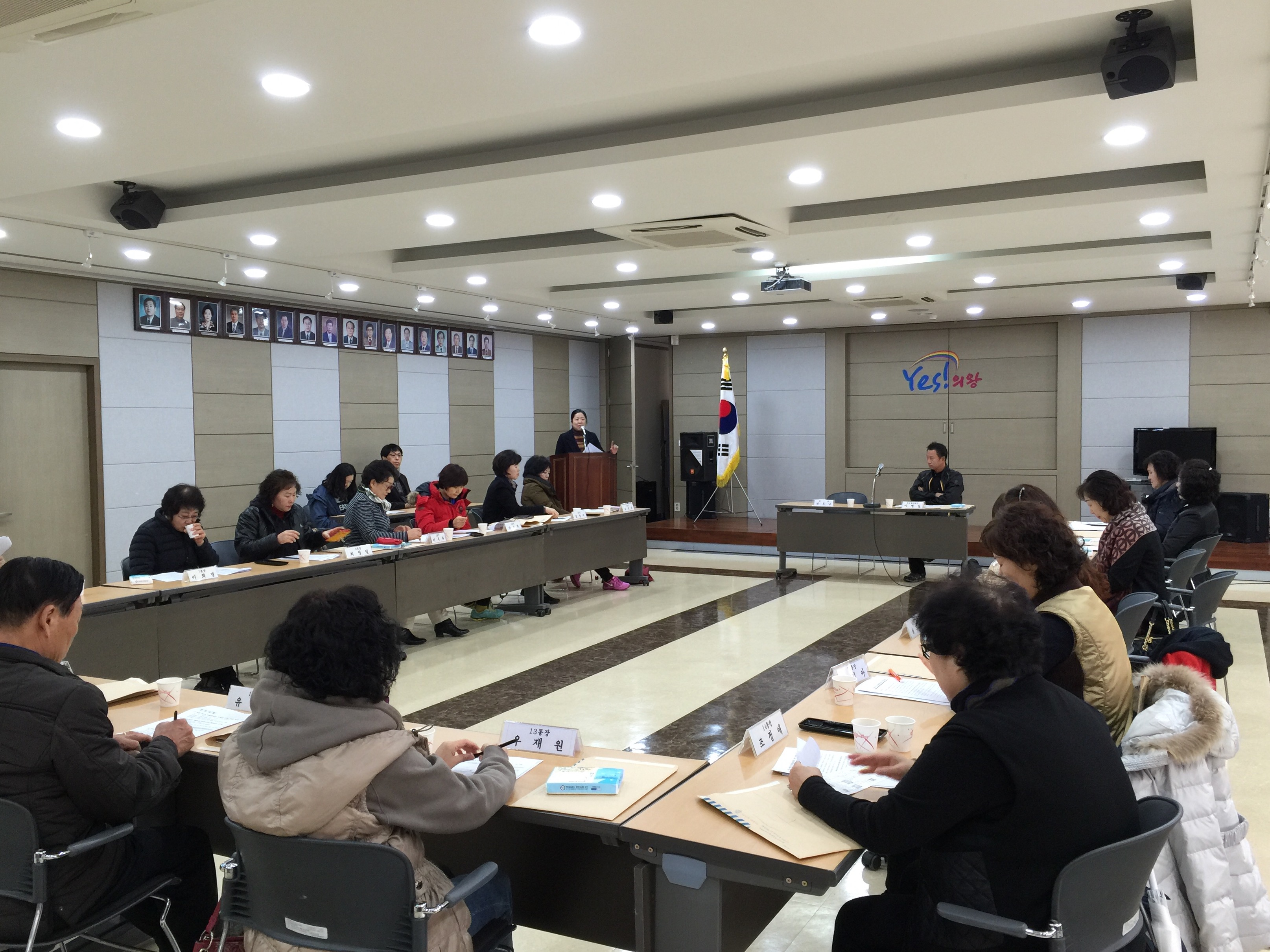 위원회 임현 주임이 여론주도층으로써 통반장의 선거관련 역할의 중요성을 강의하는 모습