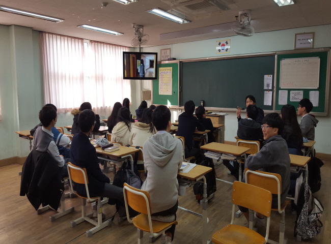 학생들이 선거영상물을 시청하고 있는 모습
