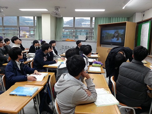 부천남중 학생들이 각 교실에서 영상물을 시청하고 있는 모습
