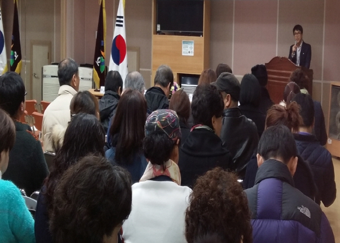 오산시선관위 이근식 지도담당이 남촌동 통장단 회의를 이용하여 통장들이 알아야 할 주요 선거법 내용에 대해 강의하고 있는 모습의 사진입니다