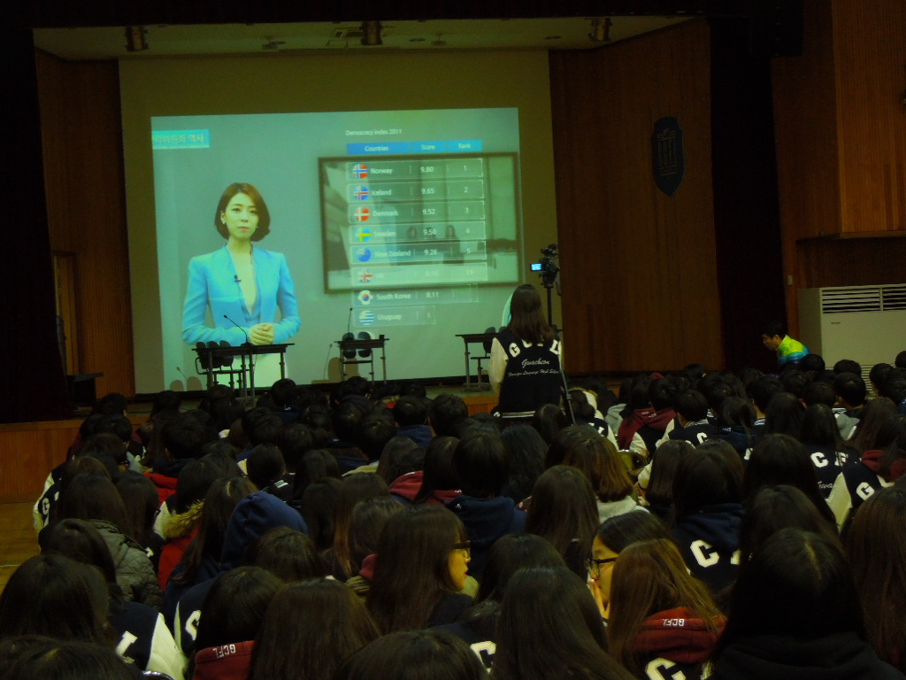 위원회 홍보 영상을 시청하는 과천외국어고등학교 1~2학년 학생들의 모습