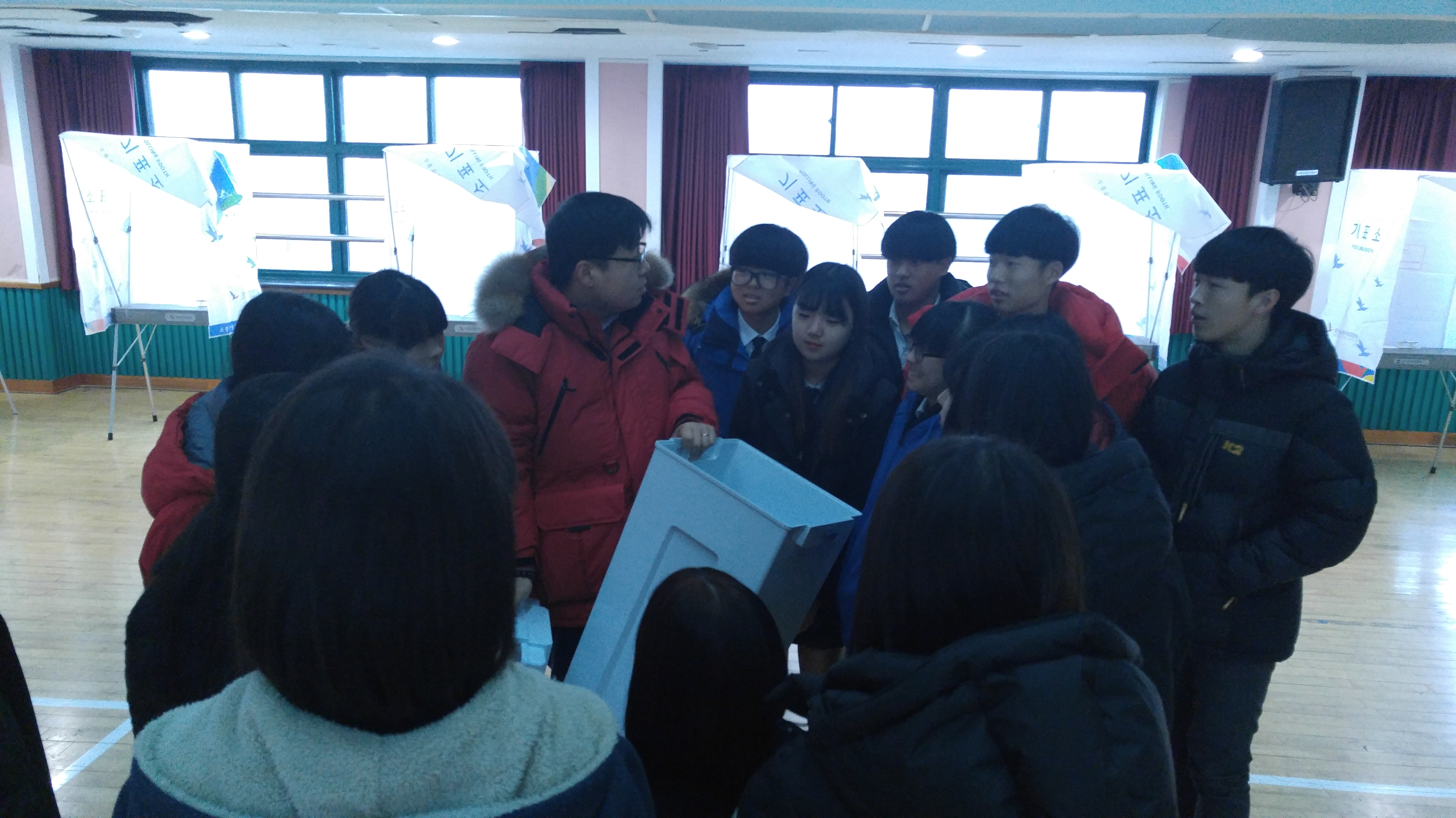 전곡중학교 선거관리위원,투개표참관인들한데 투표합과 투표소 이상한점이있는지 확인작업 하는 중