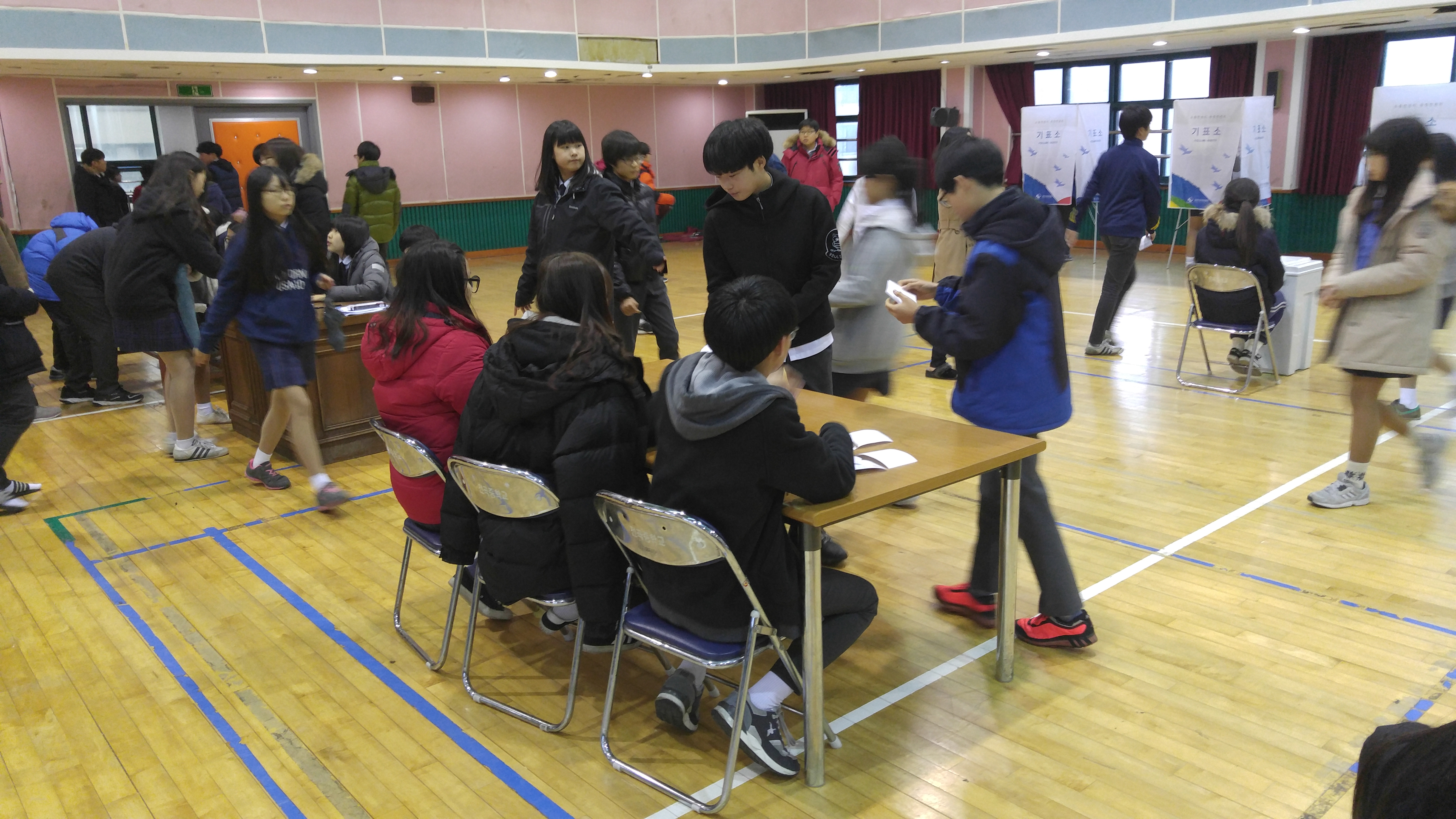 투표진행을 안내하는 모습