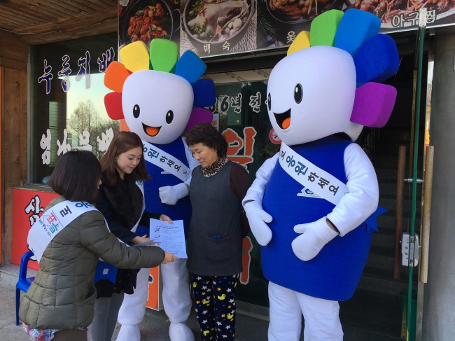 위원회직원들이 참참이캐릭터와 함께 공명선거 홍보 캠페인을 하고 있는 모습
