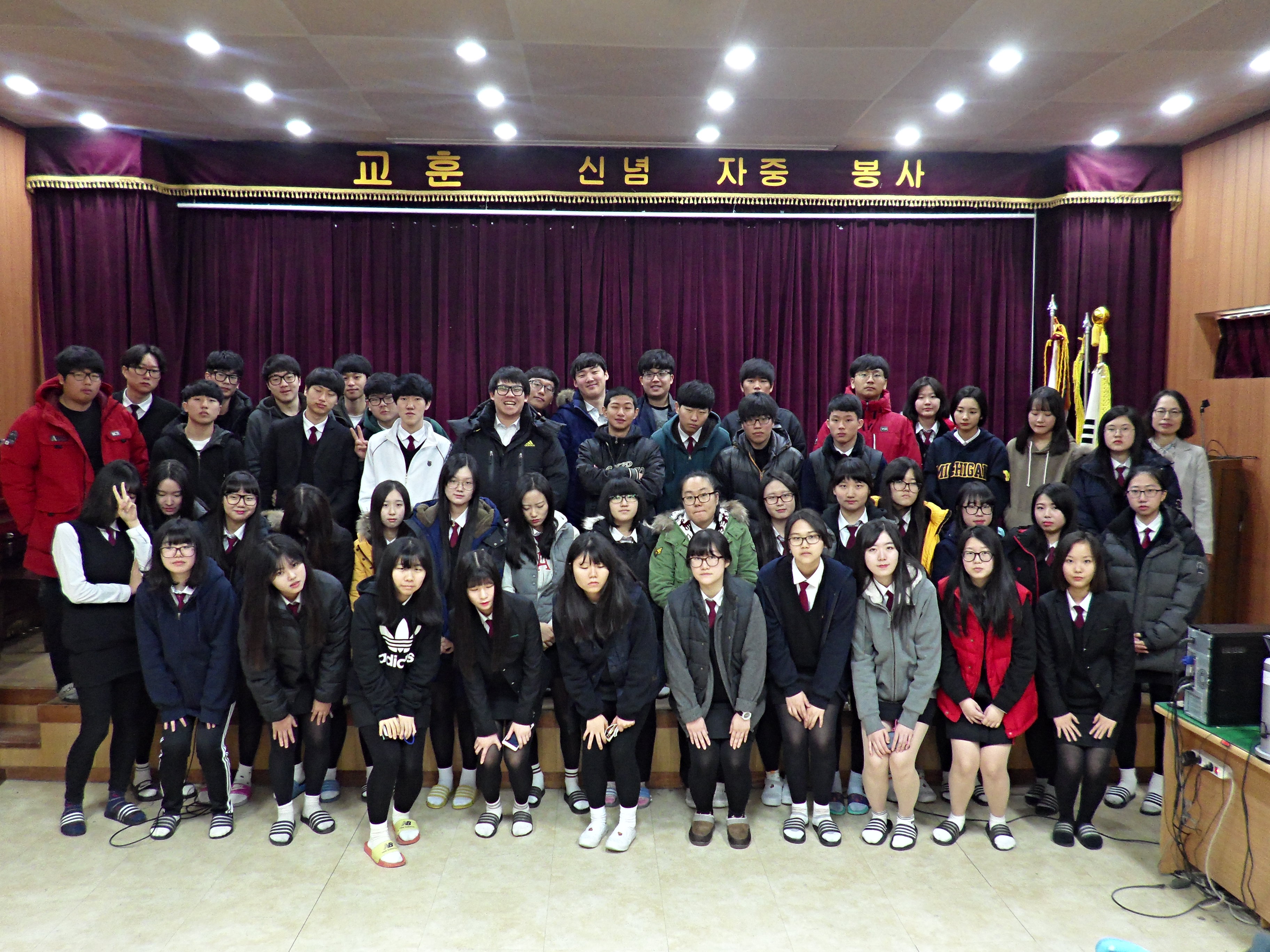 2015년도 새내기유권자 연수를 마치고 운천고등학교 학생들과 강사님이 기념사진을 촬영하고 있는 모습의 사진입니다
