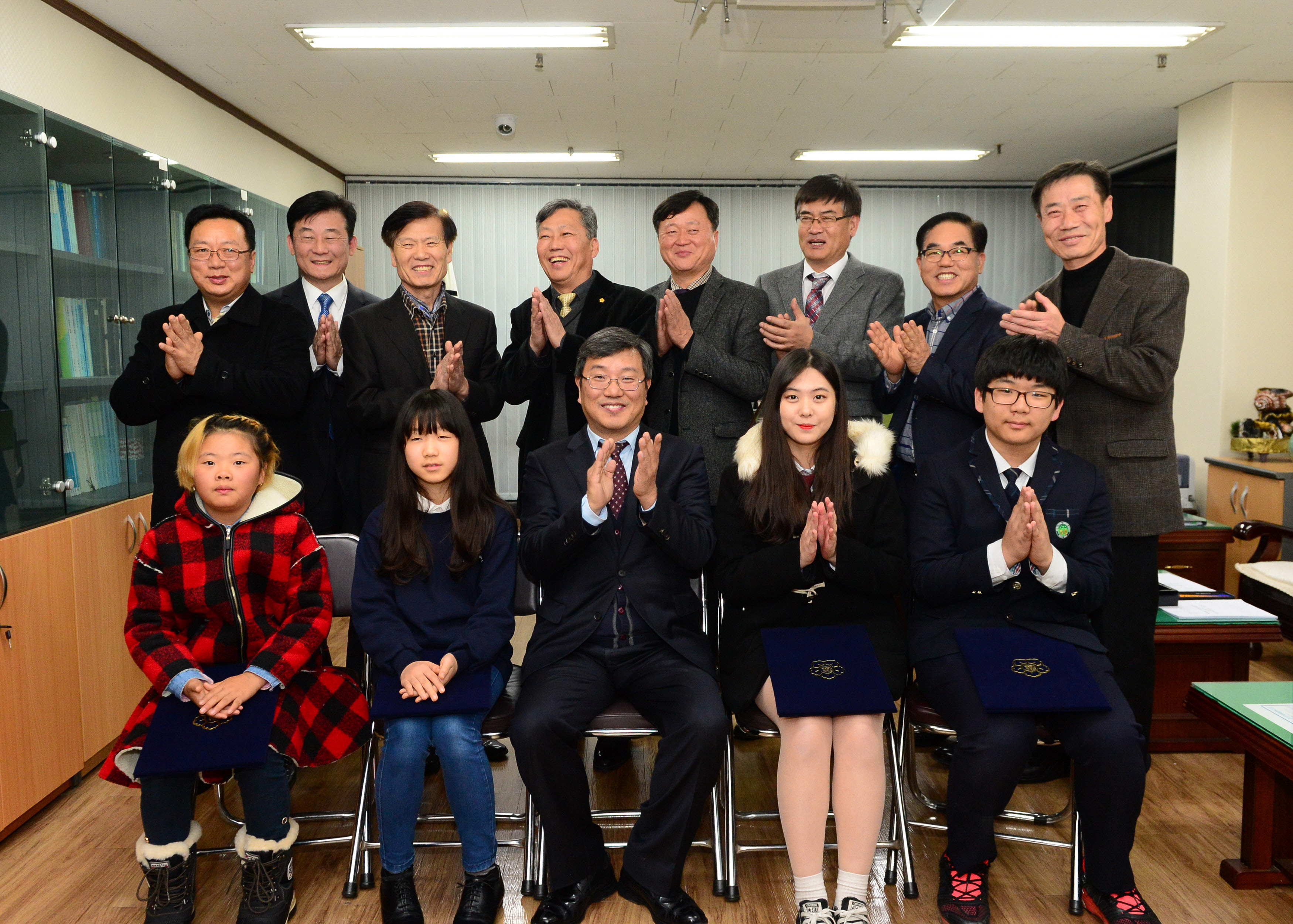 위원장상 수상자 4명과 위원, 사무국장 단체사진입니다. 자세한 내용은 본문을 참고하시기 바랍니다.